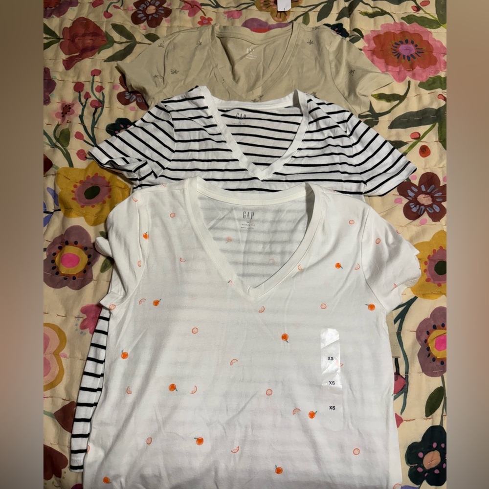 Gap Woman’s V Neck Tees Lot of 3 ~ XS